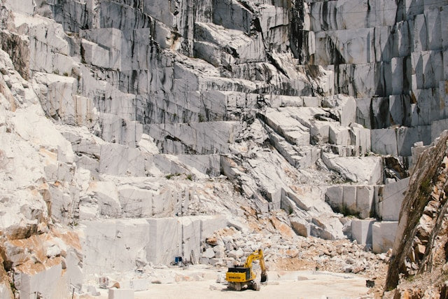 italian carrara marble quarry